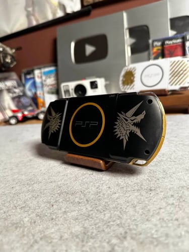 PSP 3000 نسخة مونستر هنتر (أسود و ذهبي ) (توفير)