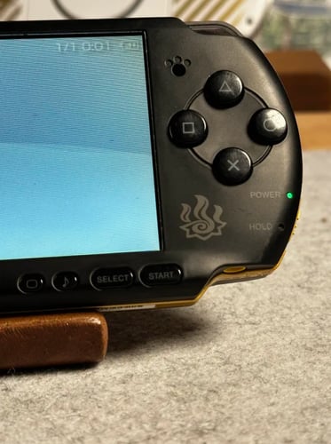 PSP 3000 نسخة مونستر هنتر (أسود و ذهبي ) (توفير)