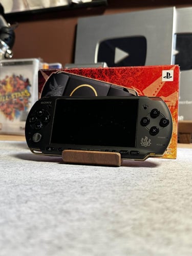 PSP 3000 نسخة مونستر هنتر (أسود و ذهبي )- مع البوك...