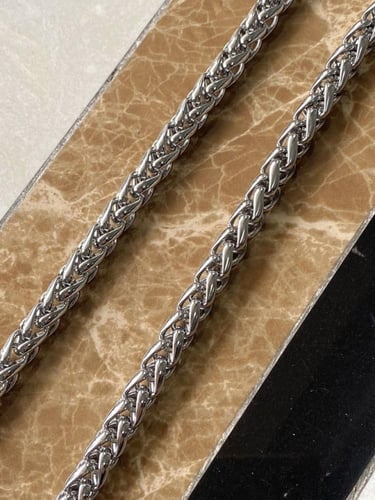 LV لويس فيتون