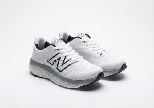 حذاء الجري الاحترافي أبيض بلمسه اسود