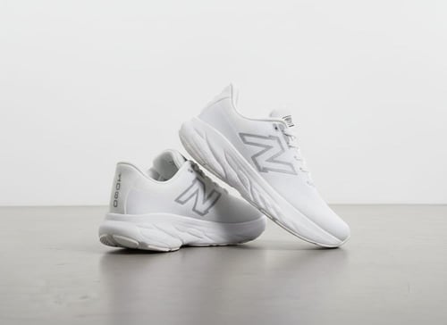 حذاء الجري الاحترافي أبيض بلمسات فضية