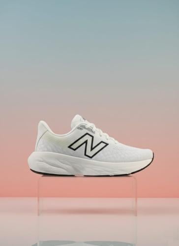 حذاء الجري الاحترافي أبيض بلمسات فضية