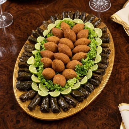 صحن ورق عنب فاحر 45 حبة مع 20 حبة كبة لحم ميني