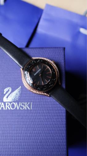 ساعة سواروفسكي Swarovski Crystalline