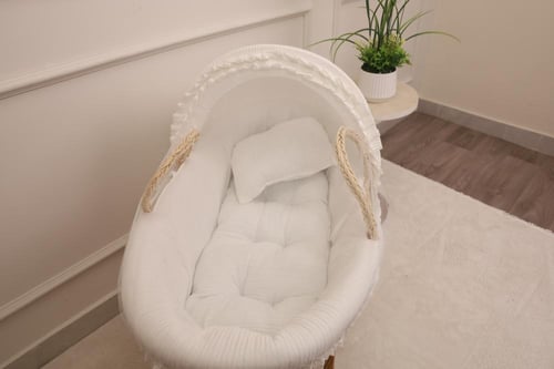 سلة موسى قش قماش مقلم أبيض – مهد مواليد أنيق ومريح