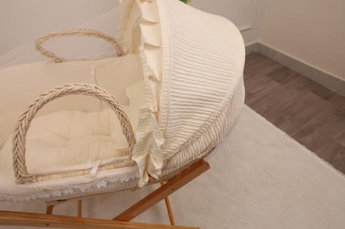 سلة موسى قش قماش مقلم بيج – مهد مواليد أنيق ومريح