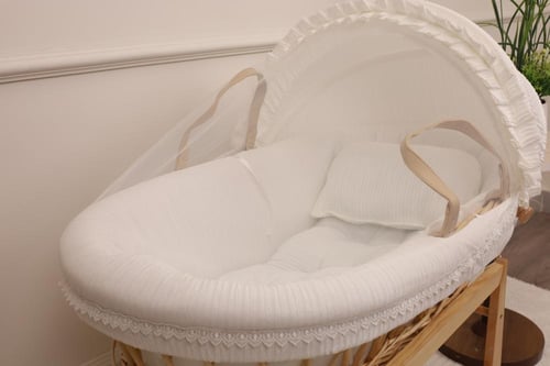 سلة خيزران خشبي قماش مقلم – مهد مواليد أنيق بخامة...