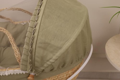 سلة موسى قش بقماش اللنن الزيتي – مهد مواليد