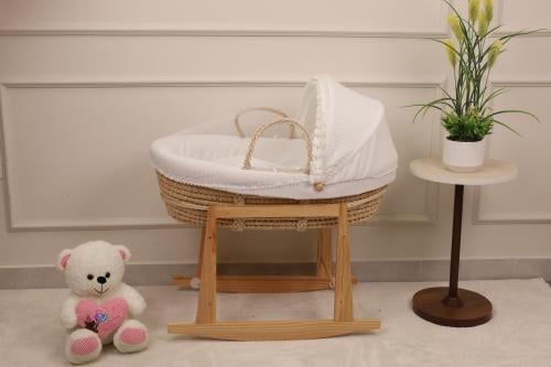 سلة موسى قش قماش مقلم أبيض – مهد مواليد أنيق ومريح