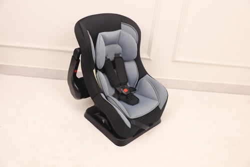 كرسي سيارة مع حاجز رصاصي مع اسود