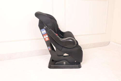 كرسي سيارة مع حاجز اسود