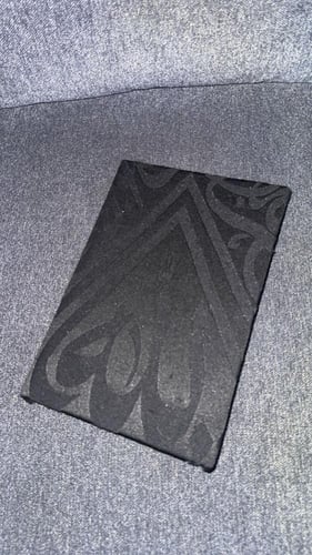 مصحف كبير مغلف بنموذج محاكي لكسوة الكعبة