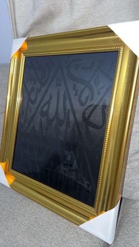 إطار مع نموذج محاكي لكسوة الكعبه