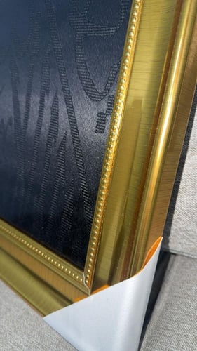 إطار مع نموذج محاكي لكسوة الكعبه