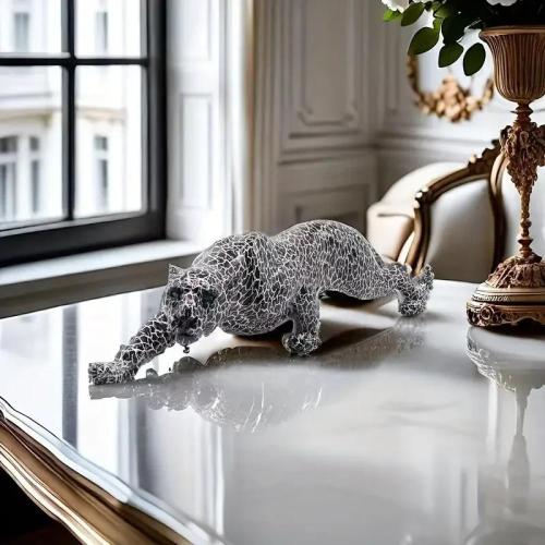 تمثال فهد مصنوع من الراتنج