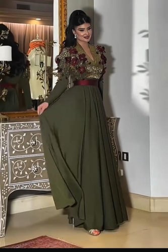 فستان حمل سحر بتصميم ناعم وانسيابي