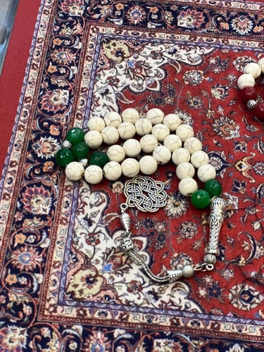 مسابحة فضة اللون الاخضر
