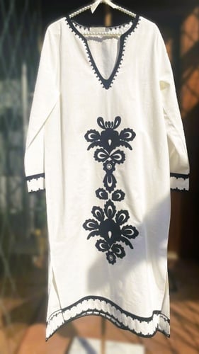 كوزي - فستان ابيض قطني مريح D118