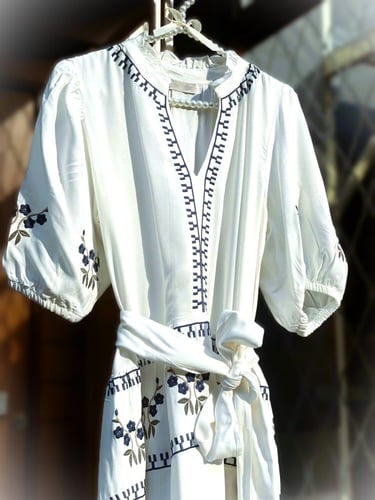 كوزي - فستان ابيض قطني مريح D119