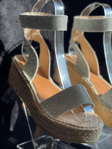 أحذية بلينغ - حذاء ويدج فضي بشريط مرصع بالكريستال...