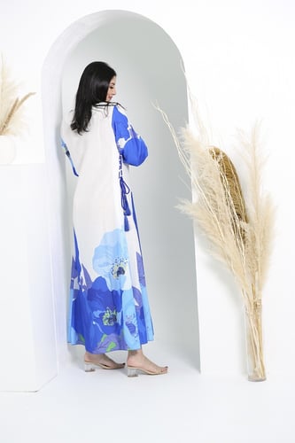 ثوب كتان ورود مزين بحبال جانبية كم طويل فري سايز