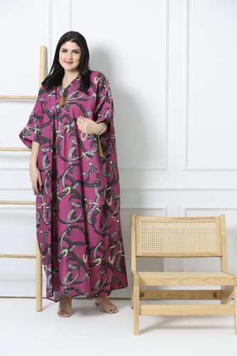 ثوب كتان مزين بنقوش مميزة كم قصير فري سايز