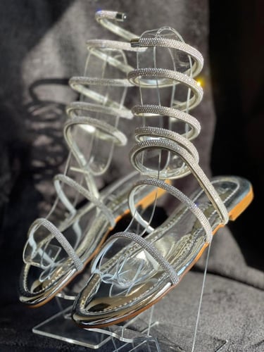 أحذية بلينغ - حذاء مسطح فضي بشريط مرصع بالكريستال...