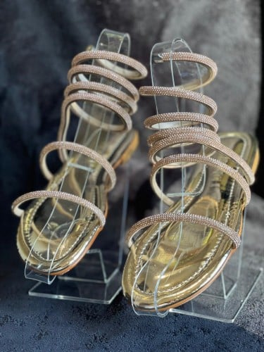 أحذية بلينغ - حذاء مسطح ذهبي بشريط مرصع بالكريستال...