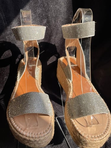 أحذية بلينغ - حذاء ويدج فضي بشريط مرصع بالكريستال...