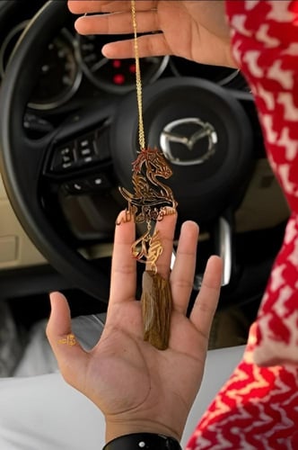 تعليقة حصان و كسرة العود كتابة حسب طلبك