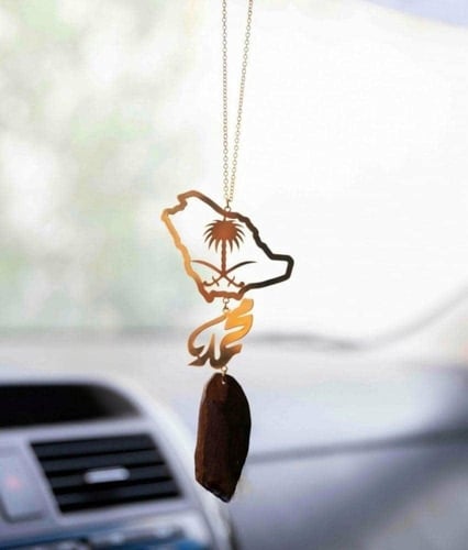 تعليقة كسرة العود شكل خريطة المملكة مع سيفين ونخله