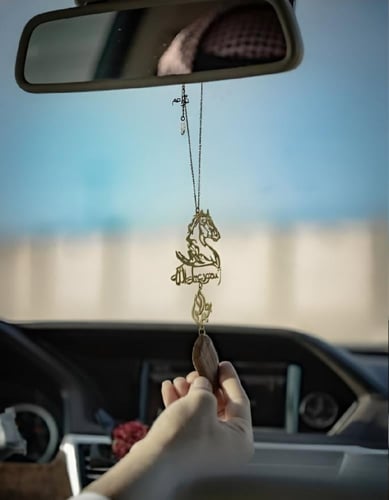 تعليقة خيل مع كسرة العود بشكل فخامه