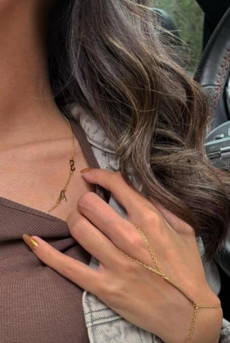 قلادة حرفين بلمسه انيقه