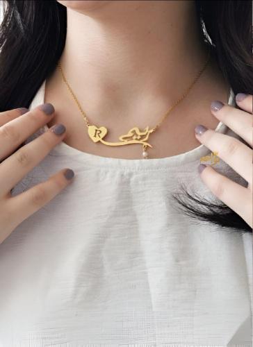 سلسال بالاسم مع حرف مطلي بالذهب