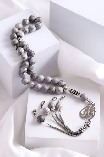 سبحه بلون مميز ونكتب الاسم او الحرف عليها