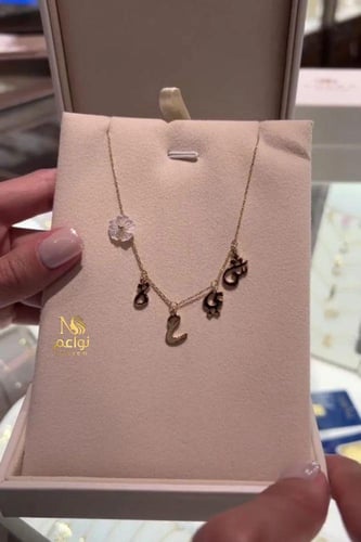 قلادة بالاسم مع وردة بالزركون