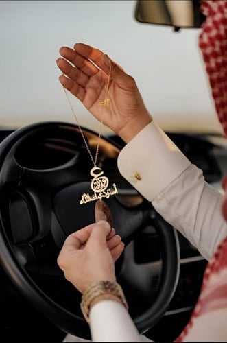 تعليقة سيارة كسرة العود الفاخره بالاسم