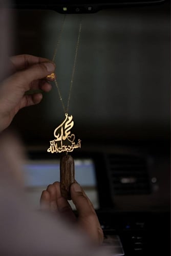 تعليقة حرف او اسم مع استودعتك الله بالعود