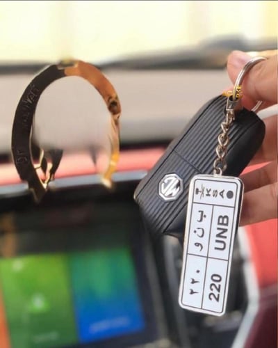 ميداليه لوحة السياره بالاسم ورقم الوحه ترند