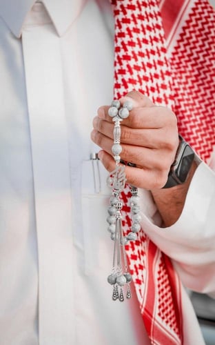 سبحه بلون مميز ونكتب الاسم او الحرف عليها