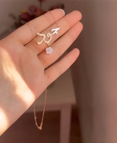 سلسال الوردة بتصميم ناعم