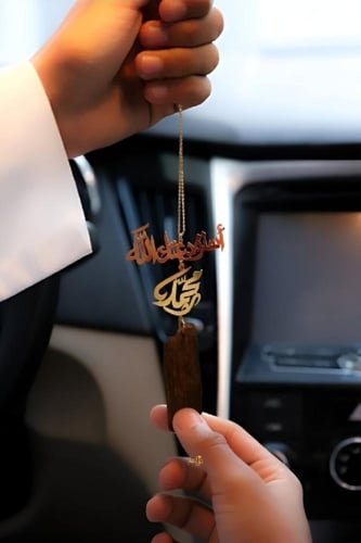 تعليقة كسرة العود بشكل قلب بيدين ترند