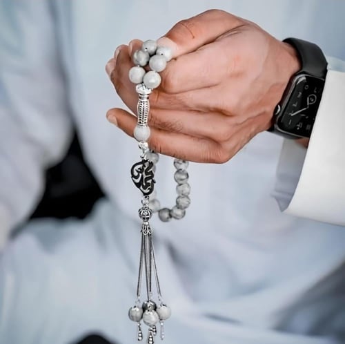 سبحه بلون مميز ونكتب الاسم او الحرف عليها