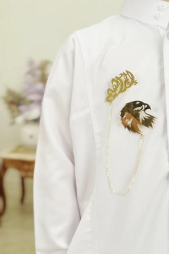 بروش بالاسم مع صقر تصمم حسب الطلب