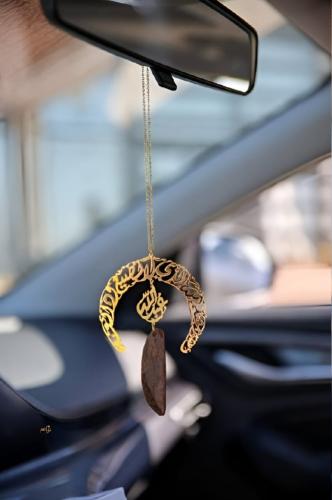 تعليقة سيارة بكسرة العود الفاخره بالاسم