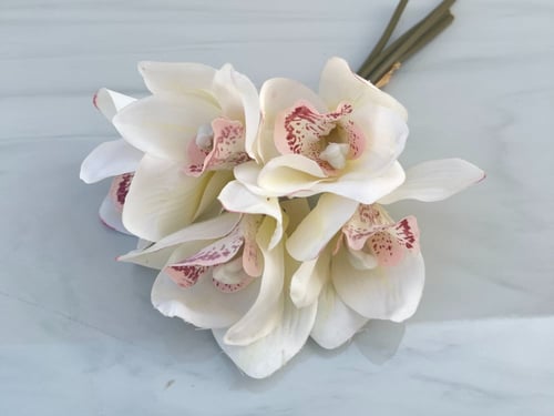 ربطة ورد رقم ( 55 ) سمبيديوم ملمس طبيعي