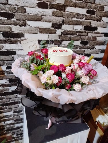 هدية عيد الميلاد - بوكيه ورج جوري مع ترتة وشوكولات...