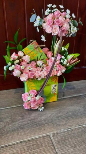 بوكيه ورد طبيعي مع شوكولاتة الهبة بنكهات متعددة