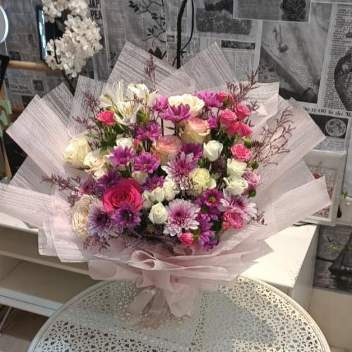 بوكيه ورد أبيض وزهري وبنفسجي